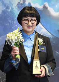 [포토]퍼스트브랜드대상 수상하는 노희영 대표