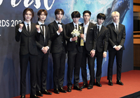 [포토]앰퍼샌드원, 퍼스트브랜드 대상 탔어요!