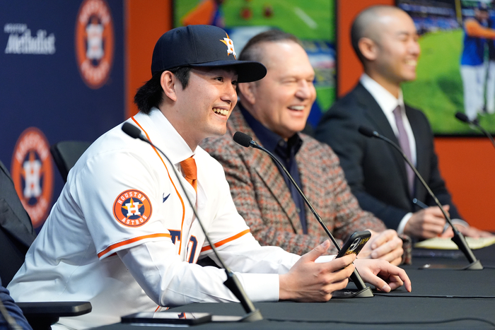 일본 출신 오른손 투수 이마이 타츠야(왼쪽)가 5일(현지시간) 휴스턴에서 열린 입단 기자회견에서 발언하고 있다. 사진 | 휴스턴=AFP연합뉴스