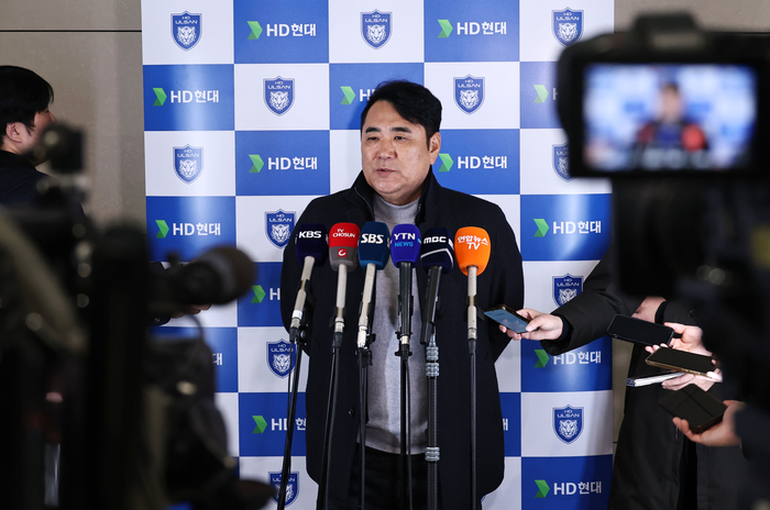 김현석 울산HD 감독이 6일 인천국제공항 제2여객터미널에서 동계 전지훈련 출국에 앞서 인터뷰를 하고 있다. 사진 | 인천국제공항=연합뉴스