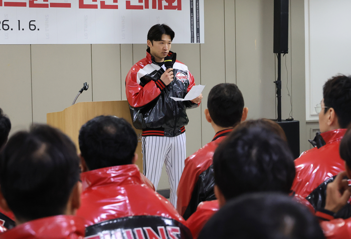 LG 박해민이 6일 서울 잠실구장에서 열린 2026년 LG 신년인사회에서 인사말을 하고 있다. 사진 | 연합뉴스