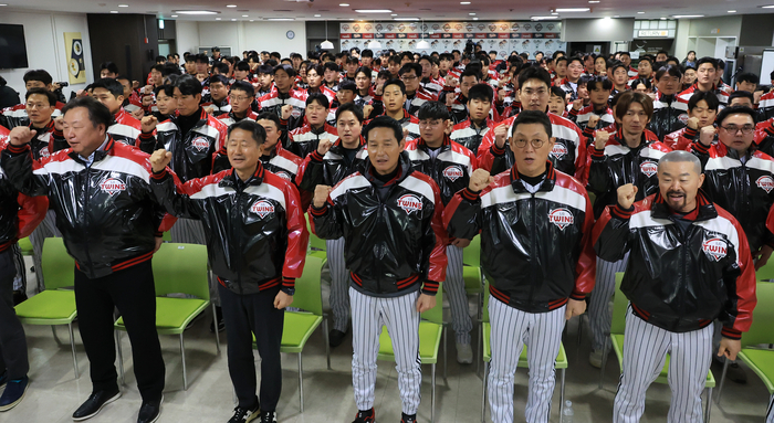 LG 선수단이 6일 서울 잠실구장에서 열린 2026년 LG 신년인사회서 파이팅을 외치고 있다. 사진 | 연합뉴스