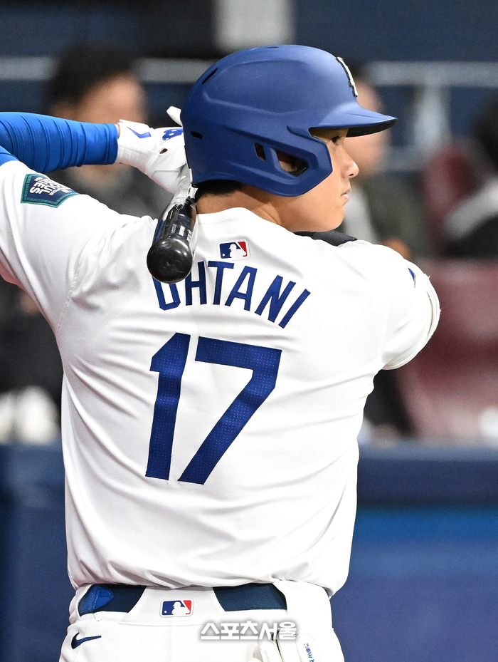 LA 다저스 오타니 쇼헤이가 17일 서울 고척스카이돔에서 진행된 키움과 연습경기 1회초 첫 타석을 준비하고 있다. 고척 | 박진업 기자 upandup@sportsseoul.com