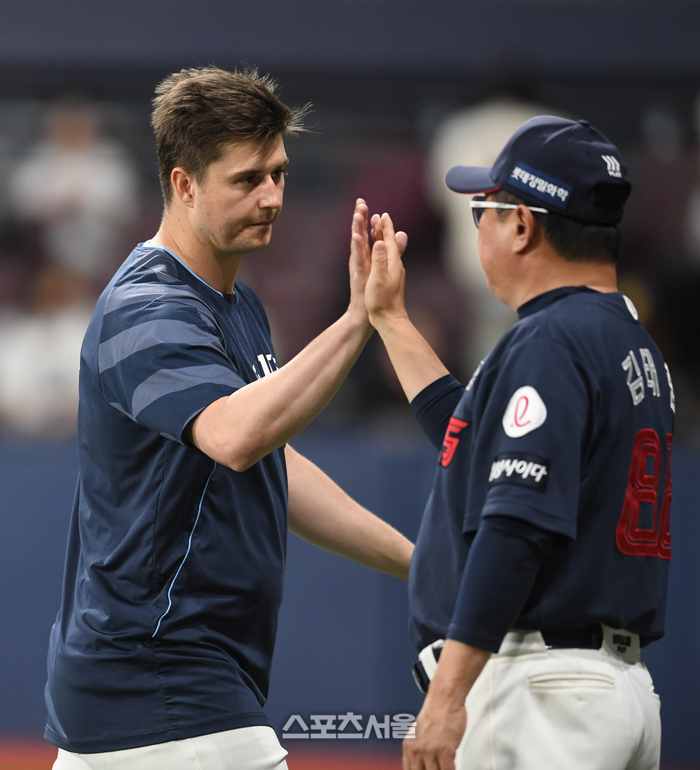 ‘10승→방출 엔딩’ 롯데 출신 데이비슨, 필라델피아와 마이너 계약 [SS시선집중]