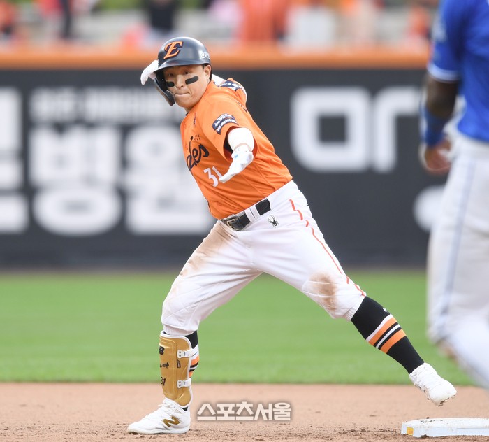 한화 손아섭이 18일 대전 한화생명볼파크에서 열린 2025 KBO 포스트시즌 플레이오프 1차전 삼성과 경기 6회말 무사2루 1타점 2루타를 친 후 환호하고 있다. 대전 | 최승섭기자 thunder@sportsseoul.com