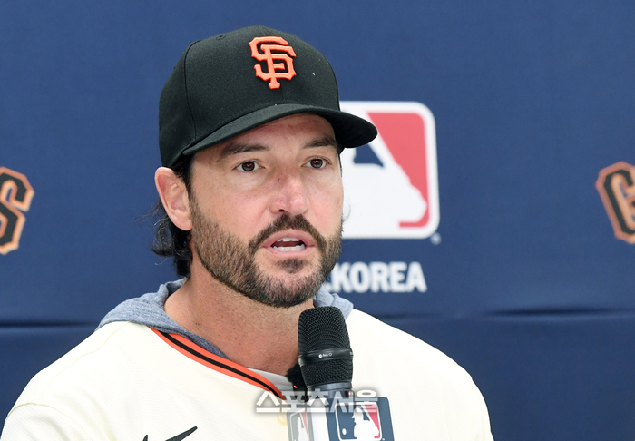 [포토]취재진의 질문에 답하는 토니 비텔로