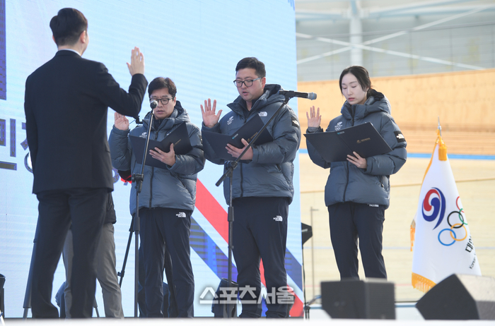 [포토] 선서하는 김성진 감독-최우진-최민정