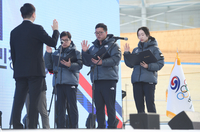 [포토] 선서하는 김성진 감독-최우진-최민정