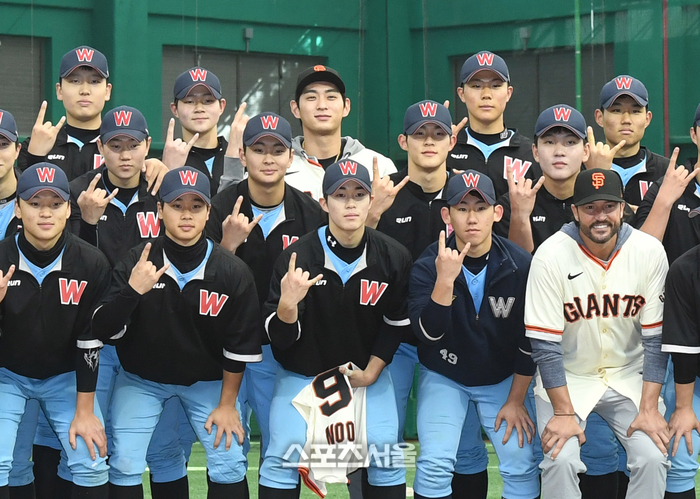 [포토]후배들과 기념 촬영하는 이정후와 토니 비텔로 감독