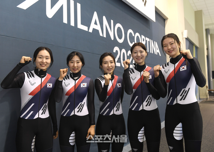 최민정, 이소연, 김길리, 노도희, 심석희(왼쪽부터)가 7일 진천 국가대표선수촌에서 훈련 후 포즈를 취하고 있다. 