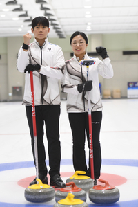 [포토] 파이팅 외치는 컬링 김선영-정영석