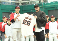 [포토]기념 유니폼 전달하는 SF 자이언츠 윌리 아다메스