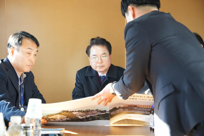 육동한 춘천시장이 7일 국립정원소재센터 현장에서 공사현황을 보고받고 있다. 사진|춘천시청