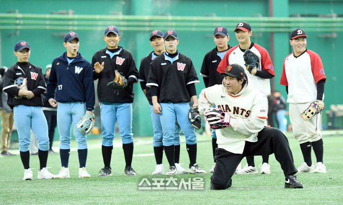 [포토]후배들을 위한 클리닉 진행하는 황재균, 봤지?