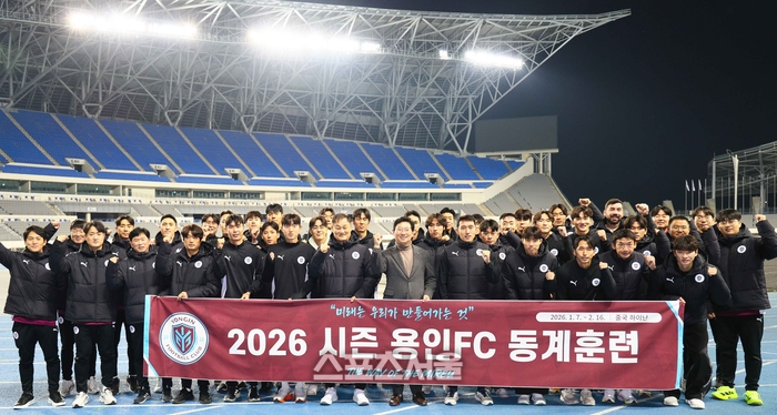 이상일 시장이 6일 오후 미르스타디움에서 전지훈련을 앞둔 용인FC 선수단과 기념 촬영을 하고 있다. 제공=용인시