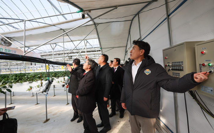 김진태 강원특별자치도지사가 7일 양구군 시설원예 농가를 방문해 한파와 폭설 대비 상황을 집중 점검하고 있다. 사진|강원특별자치도청