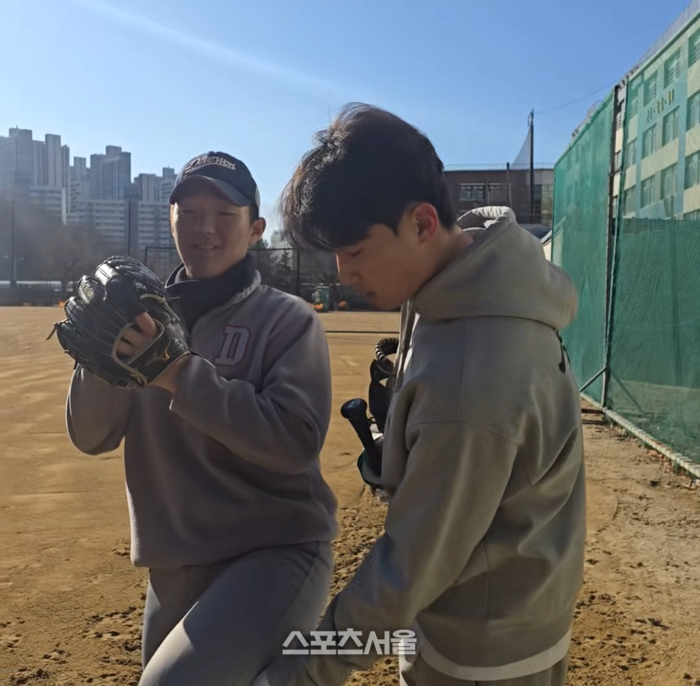 윤동희가 대원중학교 선수를 지도하는 모습. 성남 | 박연준 기자 duswns0628@spoortsseoul.com