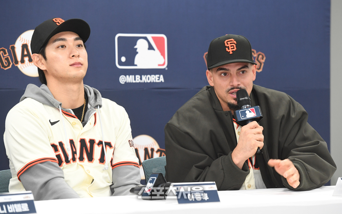 [포토]SF 자이언츠의 이정후와 윌리 아다메스