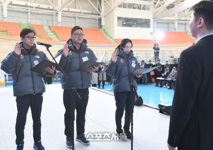 [포토] 대표자 선서하는 김성진 감독-최우정-최민정