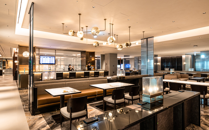 대한항공이 아시아나항공의 인천국제공항 제2여객터미널(T2) 이전을 앞두고 고객들의 라운지 이용 편의성을 높이기 위해 IT 및 빅데이터를 활용한 서비스 제고에 나선다. 인천국제공항 제2여객터미널 대한항공 프레스티지 동편(우측) 라운지의 모습. 사진ㅣ대한항공