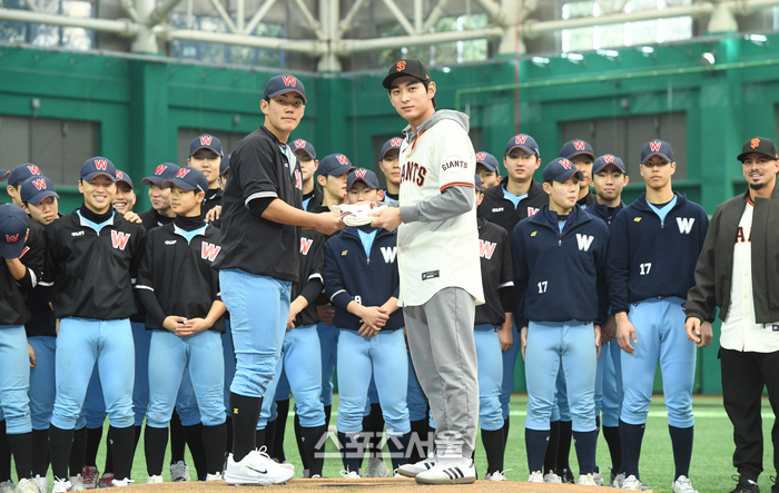 [포토]후배들에게 기념 유니폼 전달하는 이정후