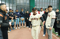 [포토]코치와 함께 클리닉 진행하는 이정후