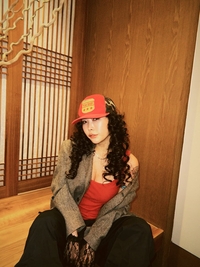 “힙한 엄마의 정석” 허니제이, 시선 강탈하는 독보적 아우라