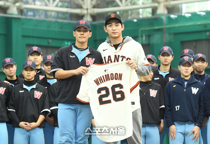 [포토]이정후, 휘문고 후배들에게 기념 유니폼 전달