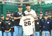 [포토]이정후, 휘문고 후배들에게 기념 유니폼 전달