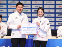 [포토] 격려금 전달하는 이수경 단장