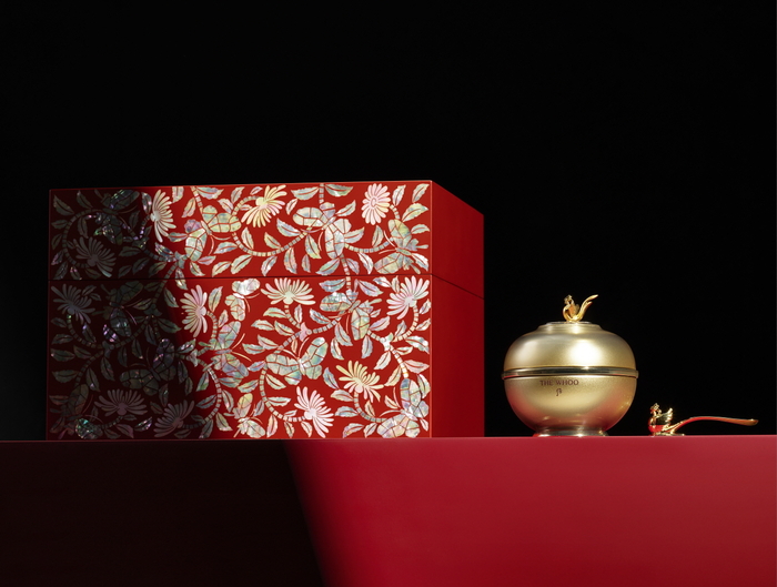 니키 힐튼도 감탄했다.
..LG생건, ‘국빈 세트’ 품격 담은 더후 환유고 한정판 출시