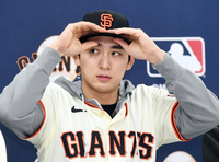 [포토]모자 고쳐쓰는 이정후