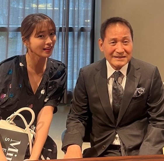 시상식 하트 포즈 사양했던 이민정, “안성기 선생님 조문 다녀오는데 갑자기 이 사진이...”