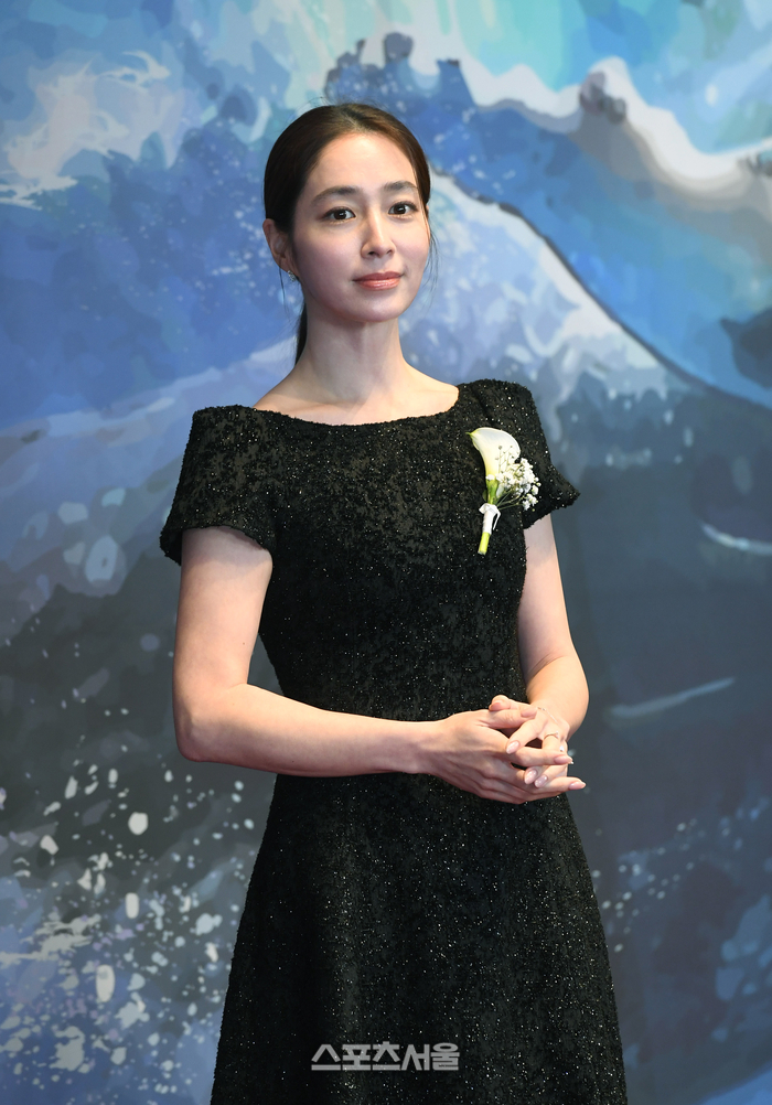 배우 이민정이 6일 서울 중구 신라호텔에서 진행된 2026 대한민국 퍼스트브랜드 대상 시상식에 참석하면서 포토월 앞에서 취재진을 향해 포즈를 취하고 있다. 이민정은 연예인유튜버 부문 대상을 수상했다. 2026. 1. 6. 박진업 기자 upandup@sportsseoul.com 