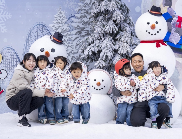 에버랜드 ‘붕어빵 러쉬’ 현장을 찾은 다섯 쌍둥이 가족이 눈썰매장 스노우 버스터 포토존에서 기념 사진을 촬영하고 있다. 사진ㅣ삼성물산