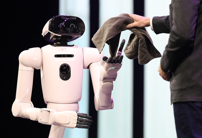 LG전자가 ‘CES 2026’ 개막에 앞서 지난 5일(현지 시간) 홈 로봇 ‘클로이드’를 공개했다. 사진 | 연합뉴스