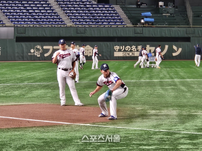 야구대표팀 김영웅이 13일 일본 도쿄돔에서 열린 훈련에서 수비 훈련을 소화하고 있다. 도쿄 | 김동영 기자 raining99@sportsseoul.com