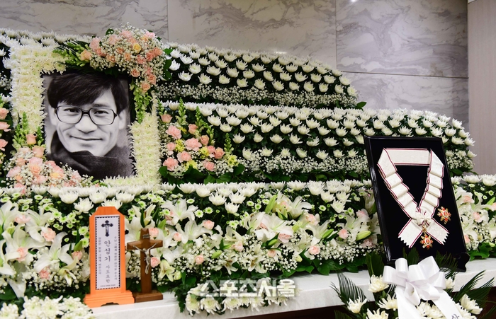 최휘영 문화체육관광부 장관이 5일 서울 서초구 서울성모병원에 마련된 고 안성기 빈소를 찾아 금관문화훈장을 추서했다. 0226.01.06. 사진공동취재단