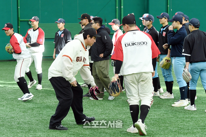 미국 메이저리그 샌프란시스코 자이언츠 출신의 황재균(왼쪽)이 7일 경기도 이천 LG챔피언스파크에서 진행된 미디어데이 행사에서 후배들을 위한 클리닉을 진행하고 있다. 이천 | 박진업 기자 upandup@sportsseoul.com