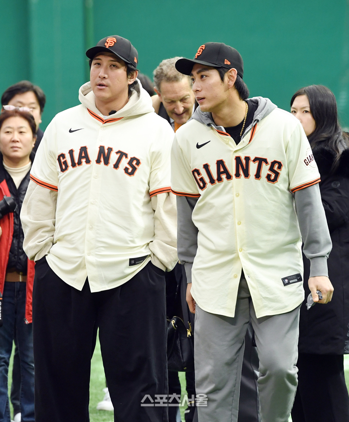 미국 메이저리그 샌프란시스코 자이언츠의 이정후(오른쪽)가 7일 경기도 이천 LG챔피언스파크에서 진행된 미디어데이 행사에서 클리닉에 함께 하는 황재균과 이야기를 나누고 있다. 이천 | 박진업 기자 upandup@sportsseoul.com