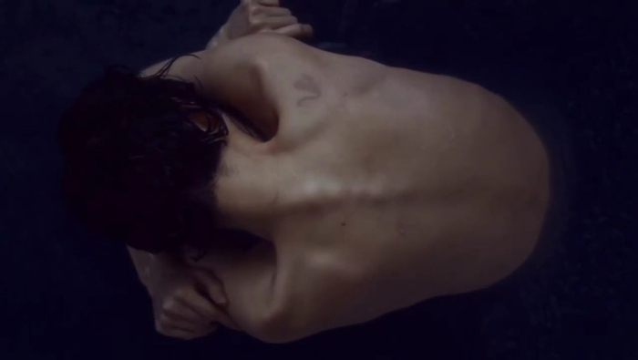 나나, 파격적인 뒤태 노출... 뼈 드러난 가냘픈 몸매와 타투 흔적 눈길