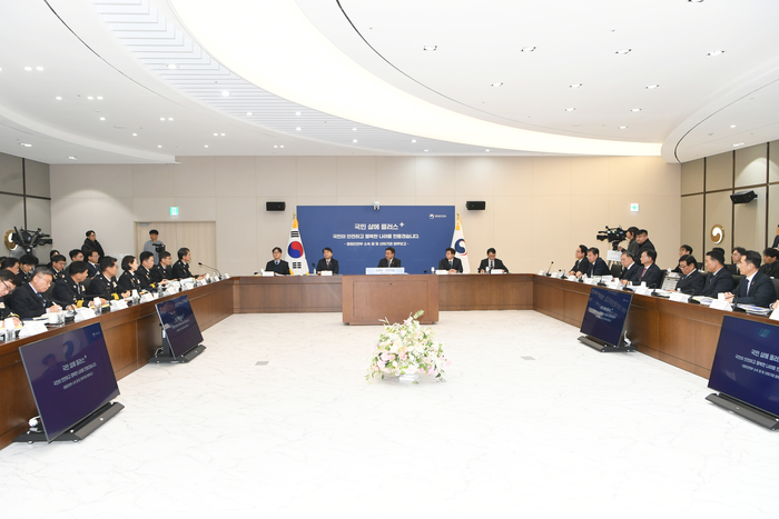 김승룡 소방청장 직무대행이 8일 윤호중 행정안전부장관에게 ‘2026년도 소방청 주요 업무보고’를 하고 있다. 사진|소방청