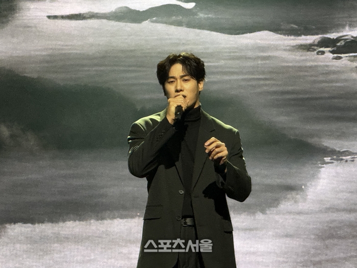 7일 뮤지컬 ‘몽유도원’ 제작발표회에서 오상준 작곡가는 “양재선 작사가가 쓴 대표 넘버 ‘어이해 이러십니까’의 가사를 보고, 자다가 일어나서 피아노를 탁 치며 바로 완성했다”고 말했다. 이날 ‘도미’ 역 김성식이 해당 넘버를 선보이고 있다. 사진 | 표권향 기자 gioia@sportsseoul.com