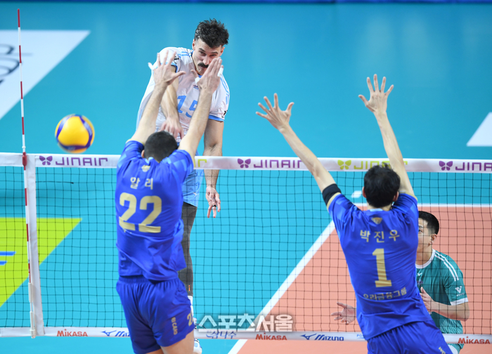 [포토] 러셀 ‘블로킹 잘 피했어’