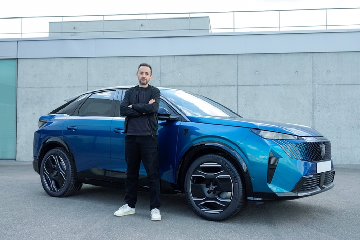 푸조 ‘올 뉴 3008’과 마티아스 호산. 사진ㅣ스텔란티스코리아