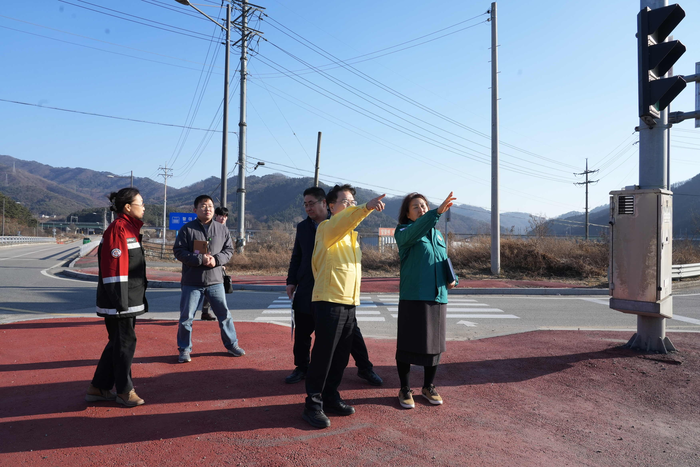 육동한 춘천시장 팔미2 교차로 현장방문. 사진|춘천시청