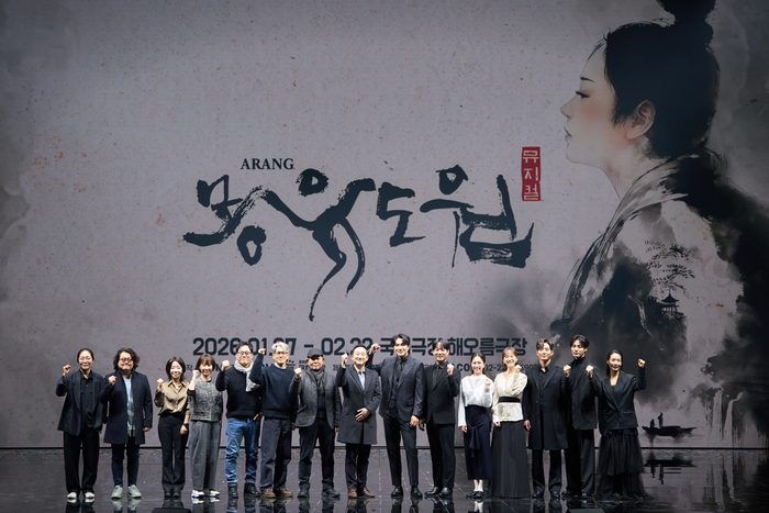 7일 뮤지컬 ‘몽유도원’ 제작발표회에서 창작진·배우들이 단체 사진을 촬영하고 있다. 사진 | ㈜에이콤