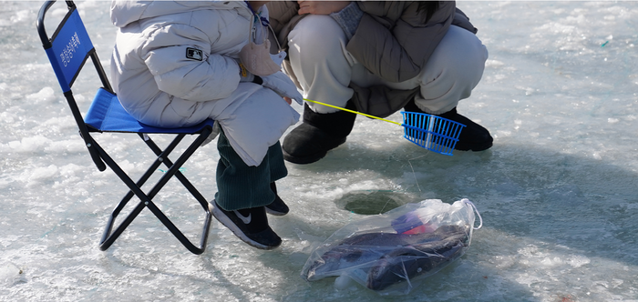 얼음을 깨고 송어를 낚는 재미! 사진|평창송어축제위원회
