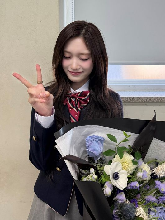 마지막 교복 인증샷 남긴 아이돌 “더 성숙해질게요”