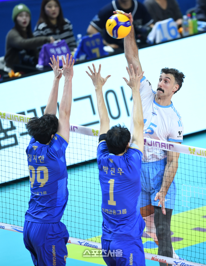 [포토] 강타 날리는 러셀